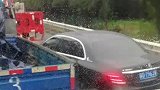 黑车高速走应急车道，随后现场被逮住