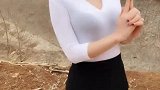 美女一身白色紧身打底搭配黑色款包臀裙，温婉气质真是不一般！