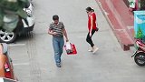 街头捡钱实验，看完你还觉得国人不诚信吗满满的正能量正能量街头