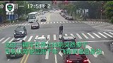 暖心！司机绿灯停车扶蹒跚老人过马路，路上车辆纷纷停下等待