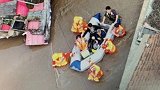 黑龙江村民洪灾后擅自回家遇险被拘 救援人员花大力气才救出