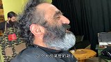 胡子对一个人的颜值有多重要？邋遢大叔打理后，颜值帅呆众人