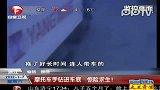 货车撞翻行驶摩托车拖行火花四溅