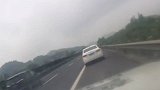 因妻子车技不好！丈夫负气弃车丢妻而去 交警找时他还在暴走