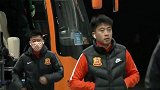 卓尔抵达球场 庞利：一直给球员缓解压力 教练组集中精力于比赛