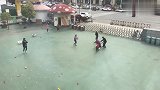幼儿园演习，没想到一个小朋友当真了，接下来的一幕，让人感动