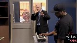 国外爆笑街头恶搞：健忘老人解不开密码门，路人活生生被困住