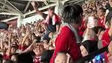 印尼主场球迷朝国足看台挥手再见并举标语：机场这边走