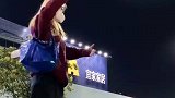 女生伴着路灯自己跳舞，这个场面实在太优雅了