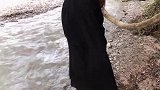 缅甸小姐姐在河边洗澡，眼前这波操作我服了，衣服还能这么脱