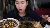 妹子大口吃鲍鱼和海螺，真是有钱人的生活啊，鲍鱼吃着好香的样子