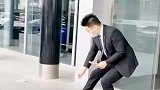 小伙让你不和我去吃饭，这下不去也得去了！