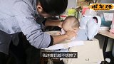 宝宝犯困不停眨眼，结果一倒下，直接睡着！
