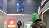 忘了女朋友在旁边了，好尴尬呀