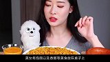 美女吃夜宵零食，泡面配上美味的香肠，吃得太让人眼馋了