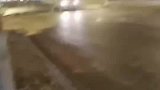 路面出现一个大坑，过路车辆纷纷飞起
