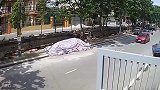 越南“古惑仔”上门寻仇，大砖头子满天飞，这战斗力你觉得怎样