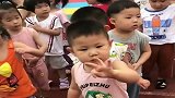 我拍照了，要不要摆剪刀手啊别着急等我掰出来