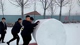 下雪天王者都推雪球, 不好意思，这雪地毯我就收走了啊！