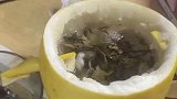 女子用柚子皮，自制了一个茶壶
