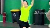 羽毛球场小猎豹出击！小孩姐奶凶接球 反应速度超棒。网友：她利索得像个小螃蟹