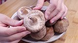 香菇别用清水洗，等于吃虫卵，教你简单2步，灰尘虫卵全跑光！