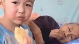 孩子坐在太奶身边吃饭，母亲问其原因，孩子的回答让人感动