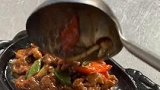 安徽合肥：烹饪专业学生带着碗筷上课，在教室直接吃饱