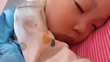 小宝宝睡觉的样子好可爱，小表情简直太萌了，真叫人喜欢！