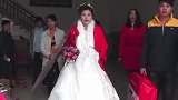 广西一帅哥结婚，带着新娘去拜祖屋，让老祖宗也高兴高兴