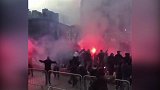满街烟火如过年 巴黎球迷曼彻斯特街头疯狂庆祝