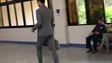 眼神，身板，坚定的步伐，军人肯定错不了