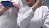 护士小姐姐太调皮啦，这小品模仿到了精髓，不知道小沈阳看到咋想