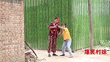 短剧：小伙翻墙进自己家，被老三误以为是小偷，结果把人家打一顿