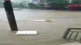 突降暴雨，车都被水淹了