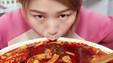 吃粉耗子之前还喝一大口辣汤，小姐姐太能吃辣了