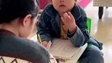 这孩子是在算命还是在算数