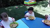 萌爆！幼儿园小宝宝们围坐一起，一人一个围嘴，乖得不像话