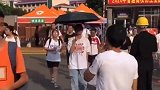 这就是高考现场，当第一个考生走出考场，全场沸腾了