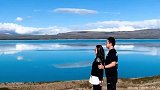 幸福的小哥哥带好看小姐姐看蓝色的湖和雪山。祝你们惺惺相惜。