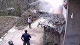 小孩子玩火引燃棚顶，完事烧火棍伺候