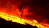 西班牙拉帕尔马岛火山持续喷发，熔岩奔涌“吞噬”房屋！