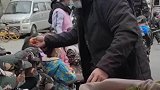 幼儿园小朋友出来搞活动，路边摊大哥每人送一颗桔子，礼轻情义重
