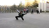 12岁小女孩学校门口习武热身 动作犀利一气呵成看呆路人