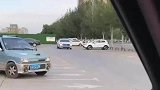 轿车为省停车费，直接从护栏中间穿过