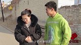 兄妹俩逛街捡钱，二货妹妹却把失主喊回来了，结局反转