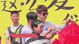 偶遇蒋劲夫与女友牵手逛街，网友发现他两次约会穿着一样