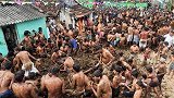 印度：一村庄庆祝传统节日，百名男子互扔牛粪狂欢