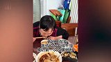 爸妈不在家，年轻人给奶奶统一安排螺蛳粉，奶奶：跟你享福了！