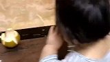 萌娃把柚子皮放头上，样子实在是太可爱了